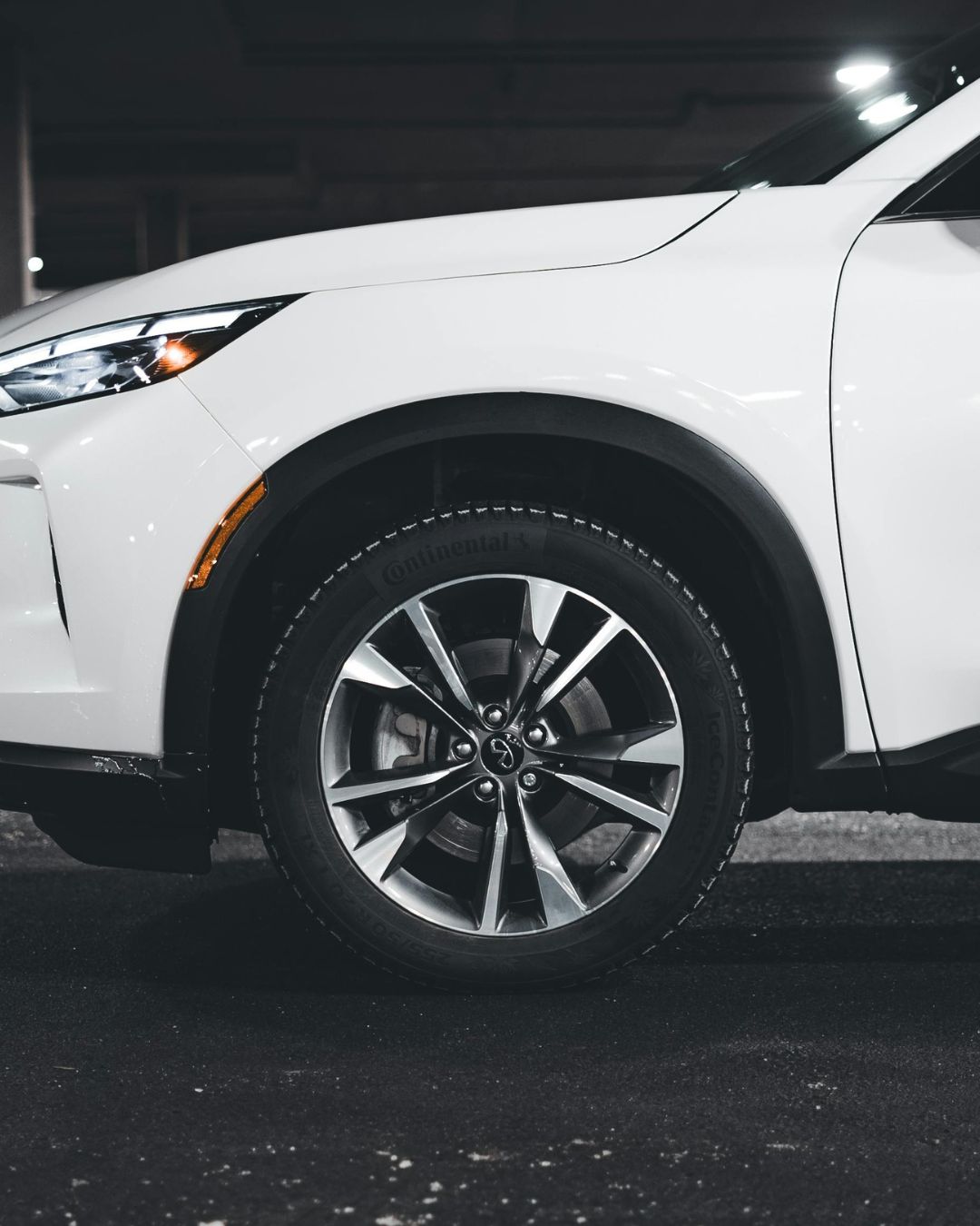 Pneu para SUV instalado em veículo utilitário esportivo